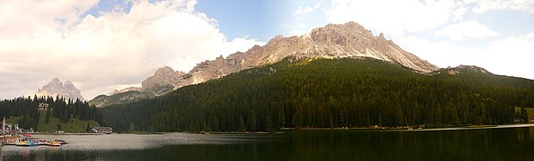 El lago desde el oeste: detrás los Cadini di Misurina y, a la izquierda, las Tres Cimas de Lavaredo