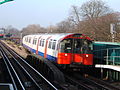 Treno della Piccadilly line in stazione