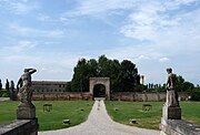 Villa Pojana, vista dell'ingresso dalle scalinate della villa