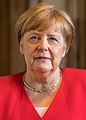 Angela Merkel; kanclerka med letoma 2005 in 2021.