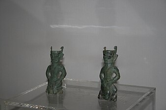 Bronze figurines wearing plain jackets and tight pants, Sanxingdui