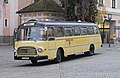 Oldtimer-Postbus vor der Marienkirche