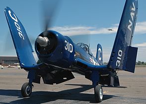 Corsair F4U-4 rétractant ses ailes.