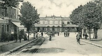 La gare et la ligne de tramway rue Jehan de Beauce.