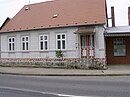 Gehöft, bestehend aus Wohnhaus, Stallscheune, Durchfahrtsscheune, Schmiede, Vorgarten mit Eisengitterzaun und Hofpflasterung