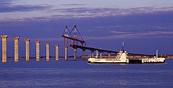 Fährschiff Maréchal de Toiras vor der im Bau befindlichen Brücke zur Île de Ré im November 1987. Durch den Brückenbau wurden die Fährschiffe überflüssig.