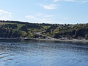 Zicht op de in het oosten gelegen Beach Hill, met links in beeld de veerhaven