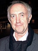 Jonathan Pryce interprète Le Grand Moineau.