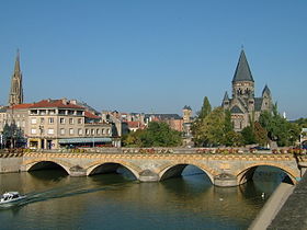 Le Moyen-Pont vu des berges du centre-ville