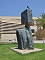 Personnage gothique, 1976, Bronze, an der Miró-Stiftung, Palma