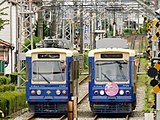 青色基調の7700形7704・7705の離合シーン （2017年8月13日 / 飛鳥山 - 滝野川一丁目）