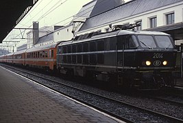 Train en provenance de suisse au crochet de la 2021 (livrée verte) à Namur.