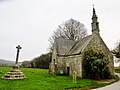 La chapelle Sainte-Barbe et son calvaire, vue d'ensemble.