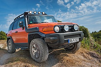 Toyota FJ Cruiser, um veículo utilitário esportivo de estilo retrô, remanescente do Toyota Land Cruiser original. (definição 3 884 × 2 585)