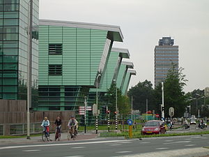 Heyendaalseweg avec les 4 ailes du bâtiment Huygens (à gauche) et le bâtiment Erasmus (à droite).