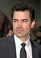 Ron Livingston interpreta Roy Phillips