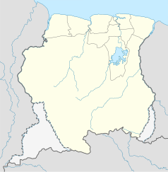 Mapa konturowa Surinamu, u góry nieco na prawo znajduje się punkt z opisem „André Kamperveen Stadion”