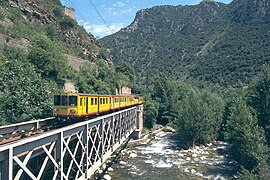 Le train jaune franchissant la Têt près de Villefranche-de-Conflent.