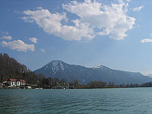 Photographie en couleurs du lac Tegern, qui borde Bad Wiessee