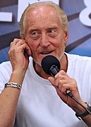 Charles Dance interprète Tywin.