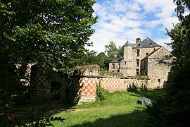 The chateau in Arthies and the fortified gate