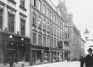 Längst till vänster med Löfgren & Co:s dambutik, 1930-tal.