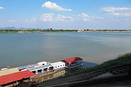 Sông Mekong nhìn từ Nakhon Phanom (Thái Lan) sang Thakhek (Lào), 2010.