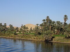 Vido de Nilo el ŝipo, inter Luksor kaj Asuano en Egipto