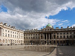 Centrální nádvoří Somerset House. Fontána byla postavena v 90. letech 20. století