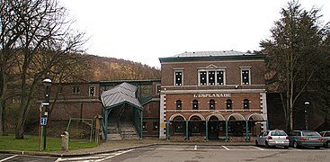 La façade principale de la gare.