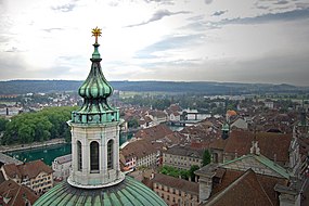 Rigardo de la turo de la katedralo de Soloturno en la direkton de Lüsslingen, kiu videblas malantaŭe en la bildo