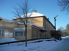 Straßenseite des ehemaligen Bahnhofs in Clausthal-Zellerfeld (mit historischem Signal)