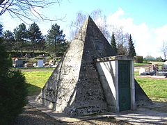 Tombeau pyramidal du comte d'Orsay et de Marguerite de Blessington (cimetière de Chambourcy).