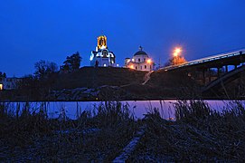 Colline historique avec l'église Saint-Georges classée[10], l'église Saint-Jean-Baptiste et la statue de Iaroslav le Sage.