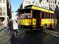 Toeristische bus op de Grote Markt