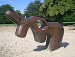 Richard Haizmann (1895–1963): Wasserspeier / Vattenkastare (1928-30), replik (1994) i Hamburgs stadspark genom Ursula Ritter, av en fontänskulptur i brons som stod på en lekplats i Hamburg 1930–1937. En gipsmodell visades på EK 1938–1941, avbildad och hånad i utställningskatalogen. Originalets och modellens öde "okänt", förmodligen nersmält redan 1937.[1][16]