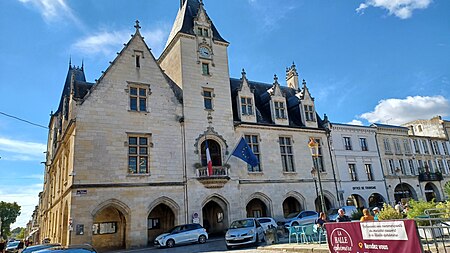 L'hôtel de ville, le musée des Beaux-Arts au deuxième étage, et l'office de tourisme