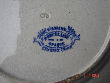 Cachet de la manufacture de faïence Saint-Amand-les-Eaux (Nord).