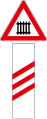 Distance panel for level crossing with barriers