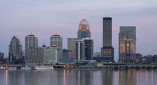 De skyline van Louisville met de rivier de Ohio