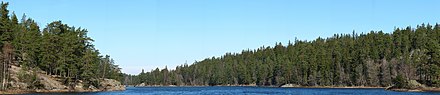 Photo d'un lac bordé de part et d'autres des rives d'arbres.