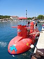 Rotes Halb-U-Boot (Glasbodenboot) im Hafen von Makarska