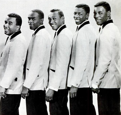 The Spinners в 1965 году. Слева направо: Билли Хендерсон, Эдгар Эдвардс, Бобби Смит, Генри Фамбро и Первис Джексон.