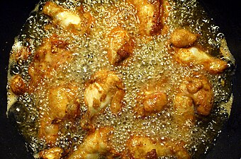 Zampe di pollo impastellate in olio bollente.