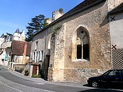 Photographie en couleurs d'une ancienne chapelle gothique reconvertie en habitation.