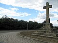 Une croix monumentale.