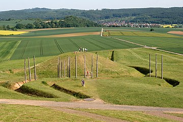 Le tumulus reconstitué dans la plaine