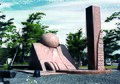 Le 38e parallèle, sculpture monumentale en granite, inaugurée en 1992 à Niigata, Japon.