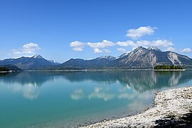 See und Insel mit Herzogstand, Fahrenbergkopf und Simetsberg