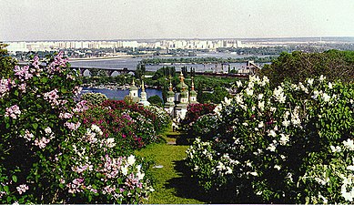 Jardín Botánico Nacional de Kiev junto al Monasterio de Výdubychi al fondo